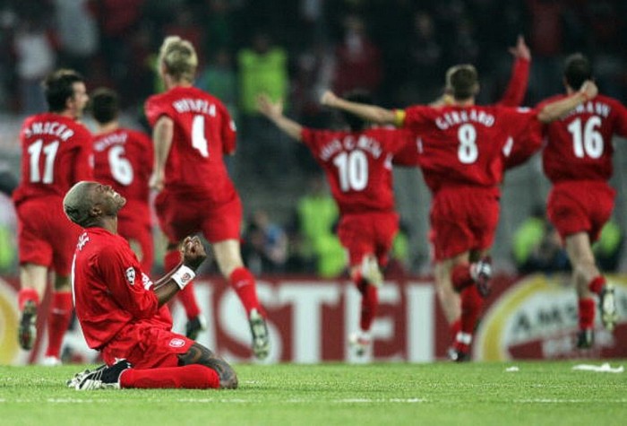 2. Liverpool 2005: The Kop thoát hiểm ở vòng bảng sa khi ghi 3 bàn trong hiệp 2 trận gặp Olympiakos để vào vòng knock-out. Luis Garcia mang tới cho Liverpool một chiến thắng may mắn ở bán kết với một bàn thắng mà theo nhiều người là chưa đi qua vạch vôi cầu môn Chelsea. Và cuối cùng, trận chung kết Champions League hay nhất của thập kỷ. AC Milan dẫn trước 3-0 trong hiệp 1, tuy nhiên kỳ tích Istanbul xuất hiện khi Liverpool gỡ hòa 3-3 chỉ trong 15 phút đầu hiệp 2. Hai đội bước vào hiệp phụ và Jerzy Dudek có khoảnh khắc lớn nhất trong sự nghiệp với cú cản phá đôi hai cú sút cận thành của Shevchenko, và đặc biệt Dudek tái hiện lại Bruce Grobbelaar của 21 năm trước với những động tác nhón chân để chế giễu đối thủ và buộc 3 cầu thủ của Milan sút hỏng.